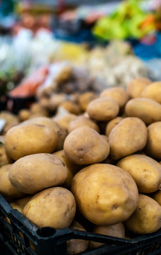 Potatoes in cate on the market.