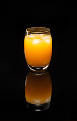 jus d'orange  sur fond noir brillant