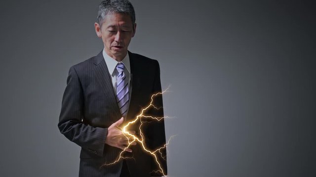 腹痛の中高年男性