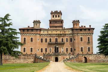 Chignolo Po, Pavia: the castle