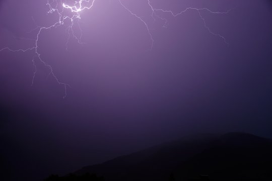 Gewitter, Blitz, Gewitterwolken, Wolken, Blitzschlag, Unwetter, Sommergewitter, Lichtbogen, Erde,  Blitzkanal, Funkenentladung, elektrostatisch, Aufladung, gefährlich, Lebensgefahr, Entladug, luftelek
