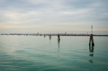 Obraz premium Panorama di Venezia visto dalla laguna al tramonto