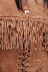 Alte braune Western Jacke aus Wildleder mit langen Fransen im Sommer auf dem Flohmarkt beim...