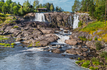 Duży wodospad Haugfossen na rzece Simoa, Amot, Norwegia