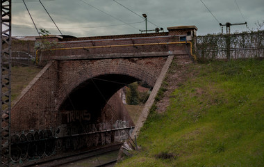 TUNEL FERROVIARIO POR DONDE PASA TRENES