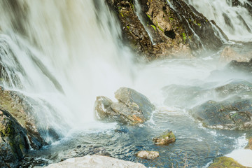 Duży wodospad Haugfossen na rzece Simoa, Amot, Norwegia - obrazy, fototapety, plakaty