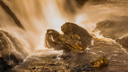 Duży wodospad Haugfossen na rzece Simoa, Amot, Norwegia