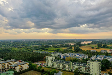 Obraz premium zachód słońca nad wisła warszawa z blokami