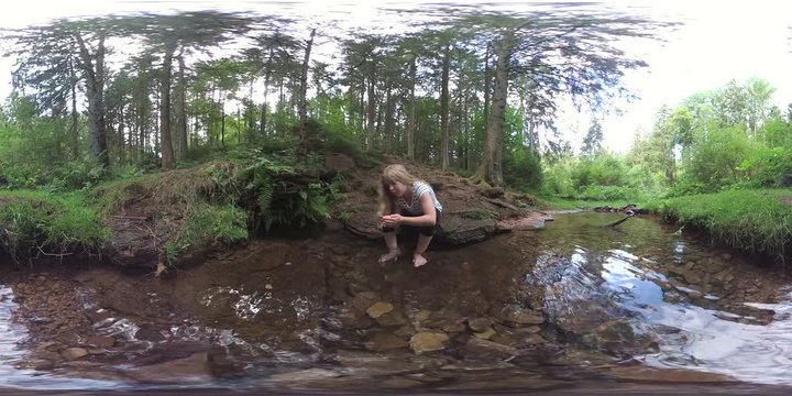 M&auml;dchen an einer Quelle mit Bach im Wald, Waldbaden, VR, VR360, 360 VR, 360 Grad Video, Kugelpanorama