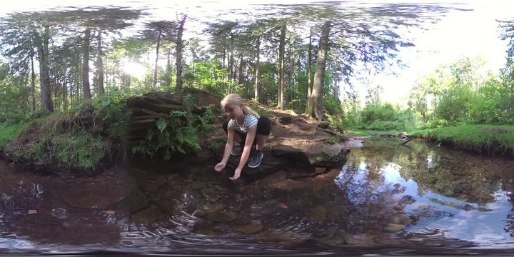 M&auml;dchen an einer Quelle mit Bach im Wald, Waldbaden, VR, VR360, 360 VR, 360 Grad Video, Kugelpanorama