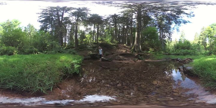 M&auml;dchen an einer Quelle mit Bach im Wald, Waldbaden, VR, VR360, 360 VR, 360 Grad Video, Kugelpanorama