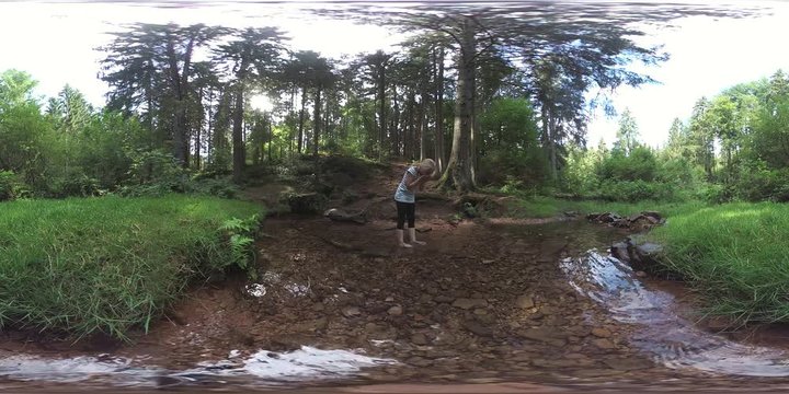 M&auml;dchen an einer Quelle mit Bach im Wald, Waldbaden, VR, VR360, 360 VR, 360 Grad Video, Kugelpanorama