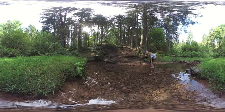 M&auml;dchen an einer Quelle mit Bach im Wald, Waldbaden, VR, VR360, 360 VR, 360 Grad Video, Kugelpanorama