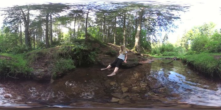 M&auml;dchen an einer Quelle mit Bach im Wald, Waldbaden, VR, VR360, 360 VR, 360 Grad Video, Kugelpanorama