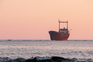 Obraz premium Shipwreck at sunset