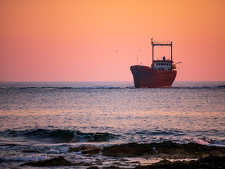 Fototapeta premium Shipwreck at sunset