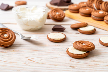 Fototapeta na wymiar chocolate cookies with cream