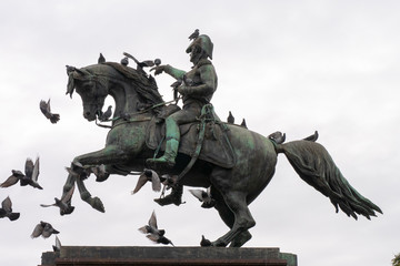 Monumento al General San Martín y a los Ejércitos de la Independencia de la Ciudad de Buenos Aires rodeado de palomas.