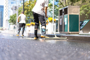 Obraz premium worker cleaning floor