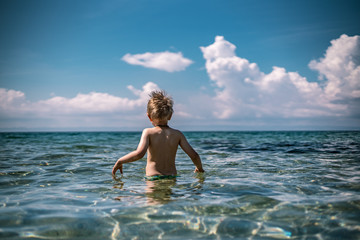 Junge geht schwimmen