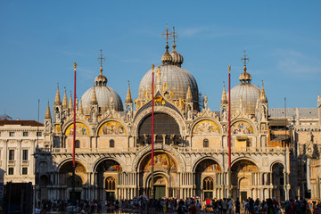 Basílica de São Marcos em Veneza na Praça do mesmo nome em um dia de verão cheio de turistas, Veneza Itália