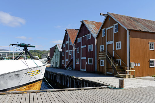 alte Lagerh&auml;user im Hafen von Rognan Norwegen