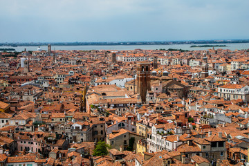 Vista da torre da Praça de São Marcos da cidade de Veneza, Italia.  Vista parcial da cidade