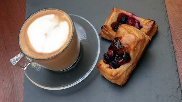 appuccino e sfoglie ai frutti di bosco, cappuccino and puff pastries with berries