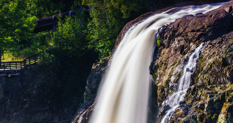 Duży wodospad Haugfossen na rzece Simoa, Amot, Norwegia