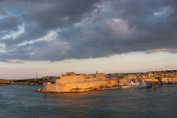 Obraz premium view of the urban landscape and the port of marseille at sunset