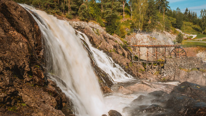Fototapeta na wymiar Duży wodospad Haugfossen na rzece Simoa, Amot, Norwegia