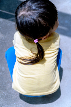 子ども しゃがむ 背中 Stock 写真 Adobe Stock