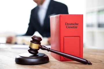 Deutscher Anwalt bei der Arbeit 