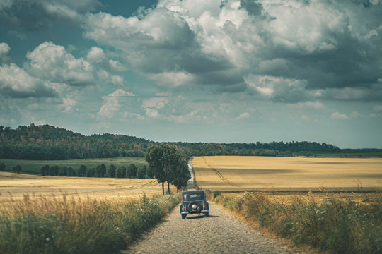 Oldtimer, altes Auto, Kopfsteinpflaster