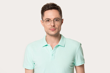 Obraz premium Millennial guy wearing glasses looking at camera pose in studio