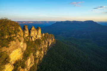 Fototapeta na wymiar sunset at three sisters lookout, blue mountains, australia 17