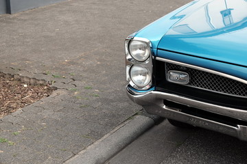 Kühlergrill mit Doppelscheinwerfer eines Cabriolet der späten Sechzigerjahre in Blau Metallic aus...