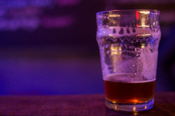 pinta de cerveza artesanal casi vacío
