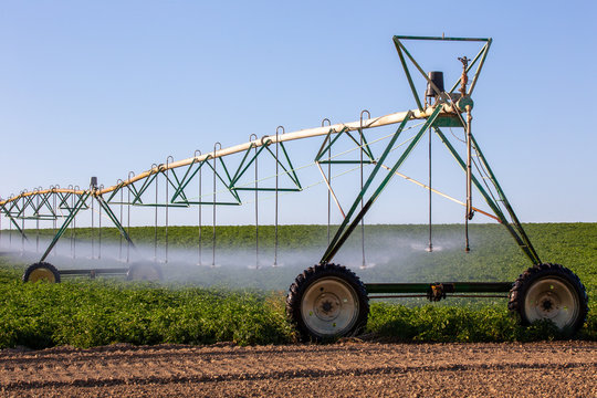Center pivot crop irrigation system for farm management