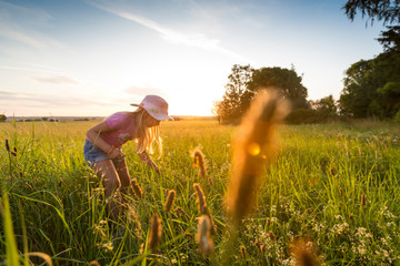 Fototapeta premium Happy girl enjoying the sunset at the countryside