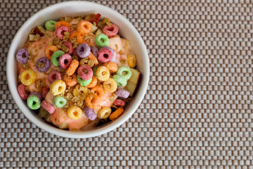 plato con yogutht y cereal colores con mantel blanco con cafe desayuno
