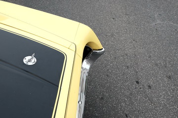 Motorhaube in Mattschwarz mit Hood Pin eines gelben amerikanischen Sportwagen und Coupé der...