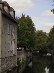 Fototapeta na wymiar houses on the canal Chartres