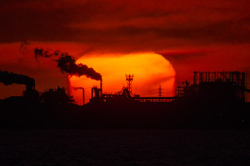 工場シルエットに落ちる夕日DSC4121