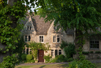 Fototapeta na wymiar Quaint Cotswold romantic stone cottages on The Hill, in the lovely Burford village, Cotswolds, Oxfordshire