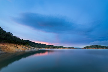 Amanecer en el embalse de Guatapé