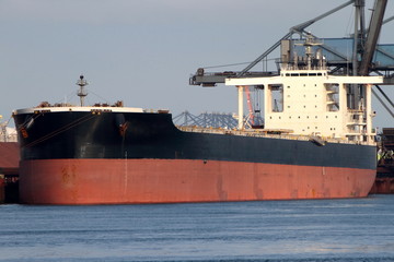 leerer Massengutfrachter im Hafen