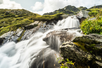 Montagne et chute d'eau