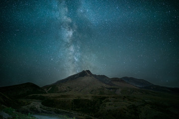 Obraz na płótnie Canvas Milky Way Over Mount Saint Helens