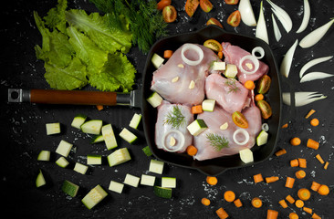 Obraz premium Fresh green zucchini on a dark table. The view from the top. Copy space.